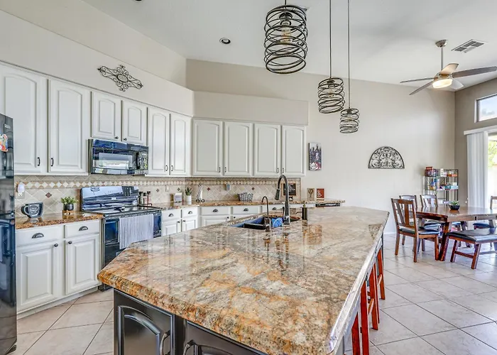 Relax Poolside In Mesa: Family 12 Mi To Dtwn Holiday home *